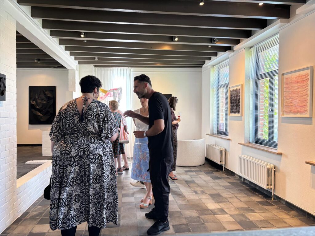 Bezoekers in de tentoonstellingsruimte van Tides Of Art